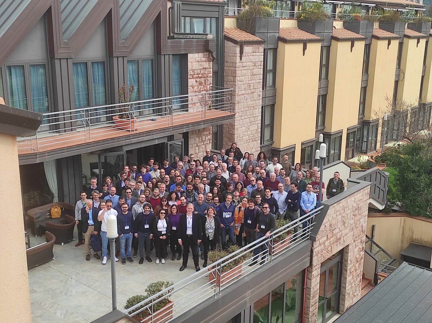 An image of people gathered and posing for a group photo during the ET workshop in Assisi 2024.