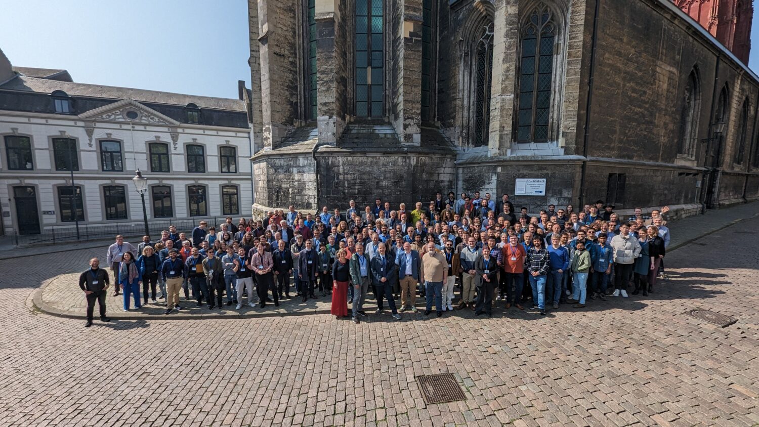 An image of people gathered and posing for a group photo during the XIV ET Symposium in Maastricht 2024.