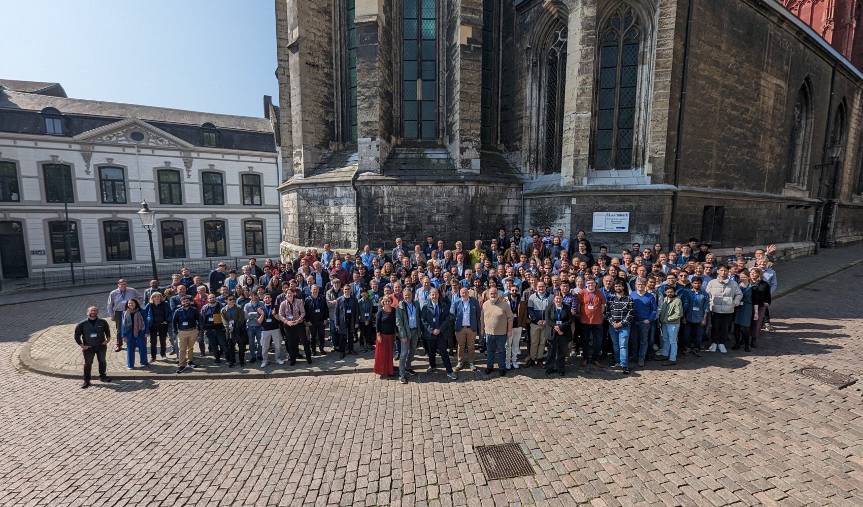 An image of people gathered and posing for a group photo during the XIV ET Symposium in Maastricht 2024.