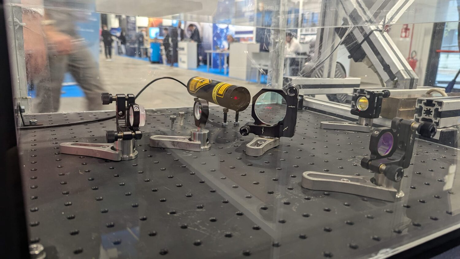 The image shows the arrangement of the laser and mirrors.
