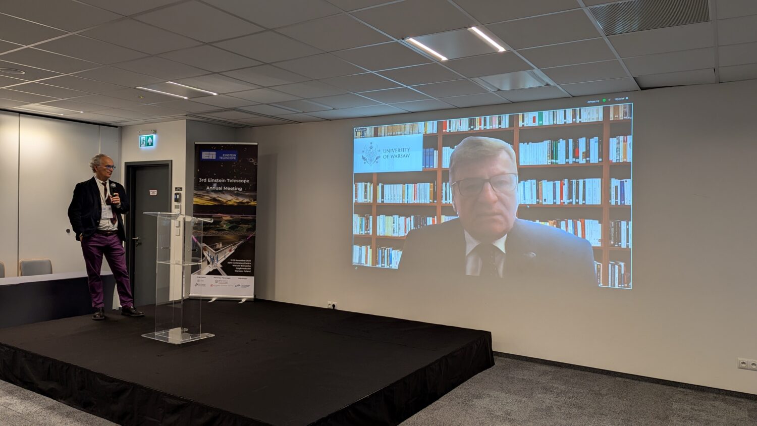 The picture shows two representatives of the University of Warsaw while speaking on stage during the ET annual meeting in Warsaw 2024.